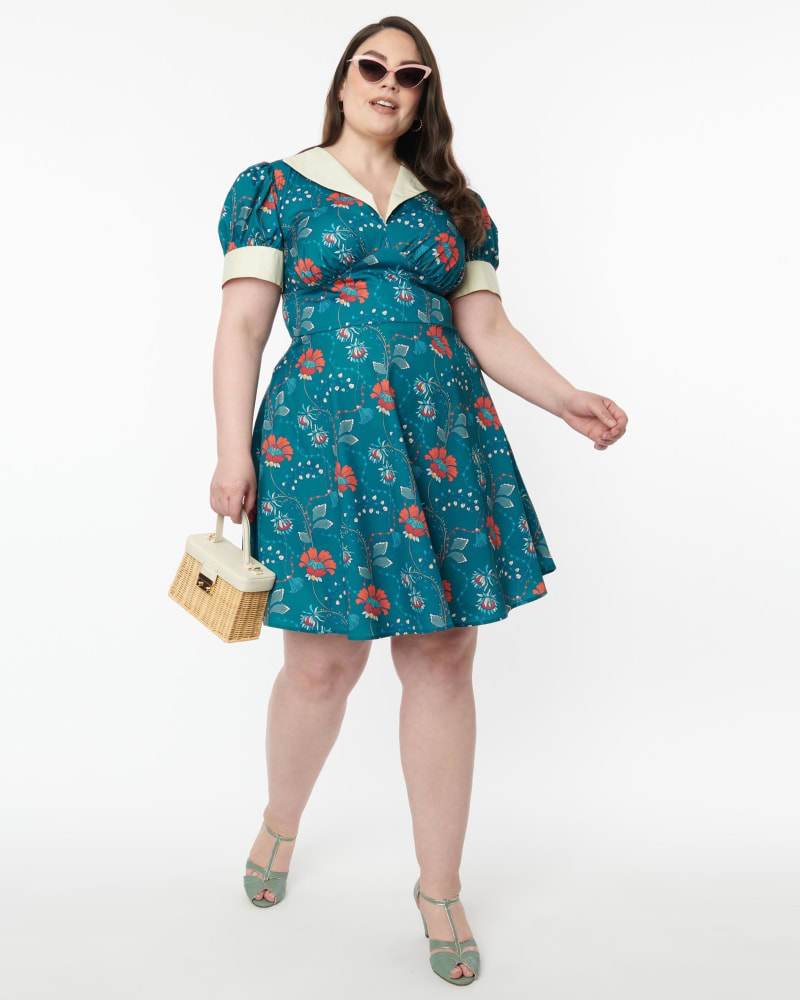 Side of a model wearing a size 3X Unique Vintage Teal & Red Floral Chain Print Swing Dress in Teal/Floral by Unique Vintage. | dia_product_style_image_id:315039